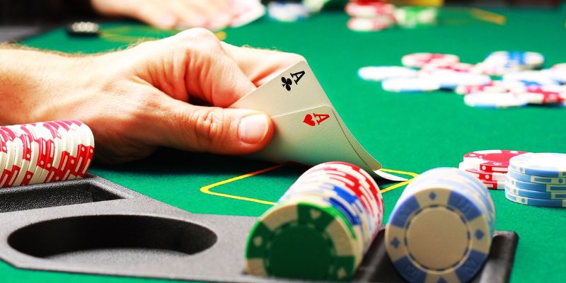 Poker là một trò chơi sử dụng 52 lá bài tây